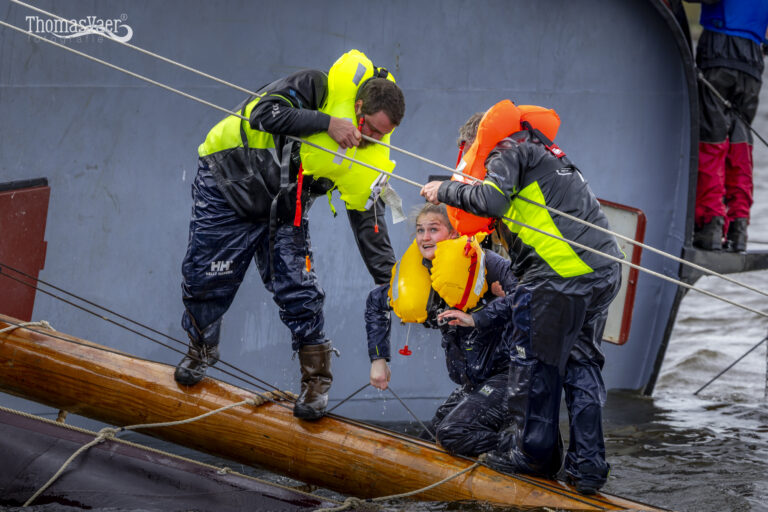 Veel wind tijdens Skûtsjesilen Langwar 2026