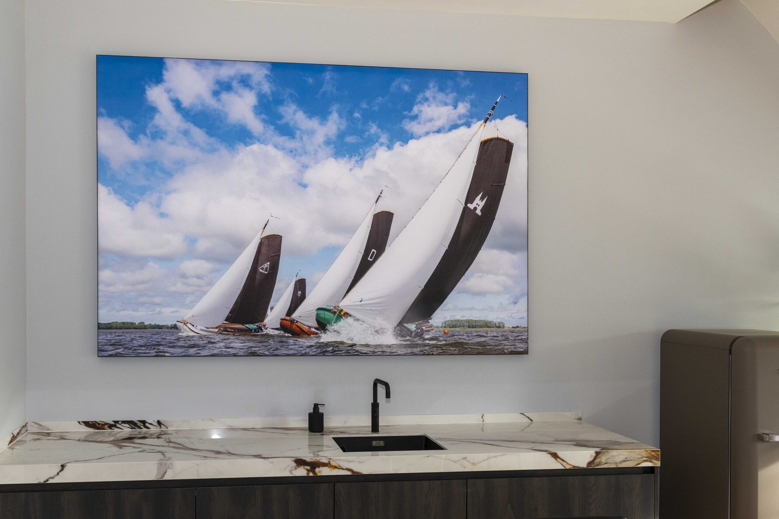 Akoestische panelen in galmende kantoorruimte